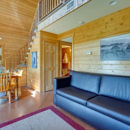 Lakefront Vacation Rental With Patio And Grill!